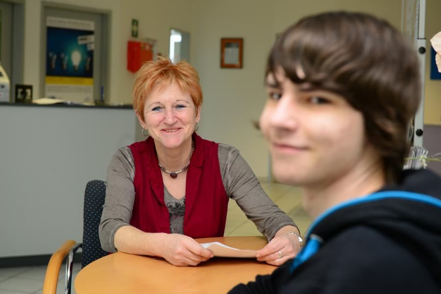 zwei Personen im Gespräch